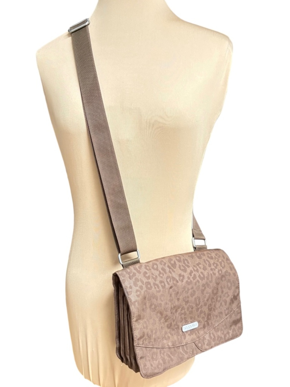 Baggallini brown nylon leopard print accordion pockets adjustable strap silver